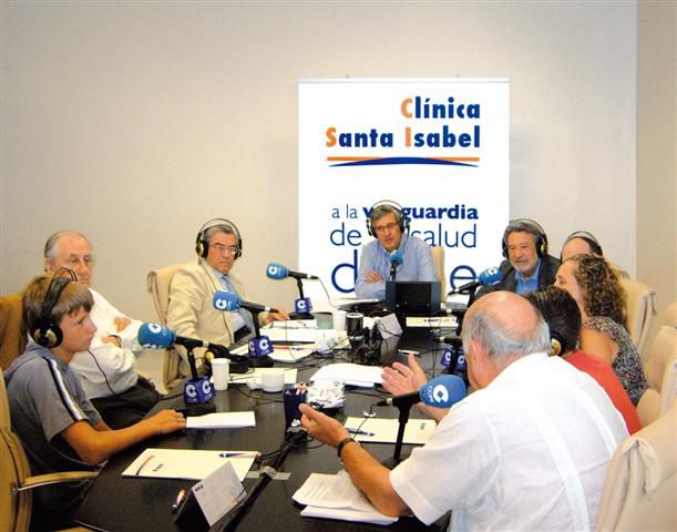 Niños bielorrusos pasan reconocimiento médico en la Clínica Santa Isabel