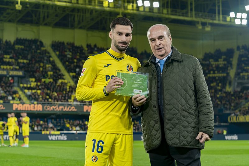 ASISA entrega a Álex Baena el premio como ‘Jugador más Saludable’ del Villarreal CF